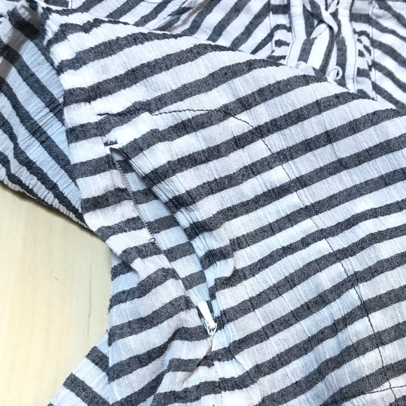 Mountain Hardwear Medium. Long Sleeve lightweight. Black & White Stripes - Picture 8 of 8